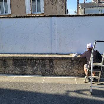 Une fresque murale dans la cour de l'école