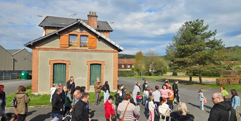 Une joyeuse chasse aux œufs au village