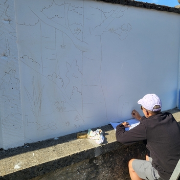 Une fresque murale dans la cour de l'école