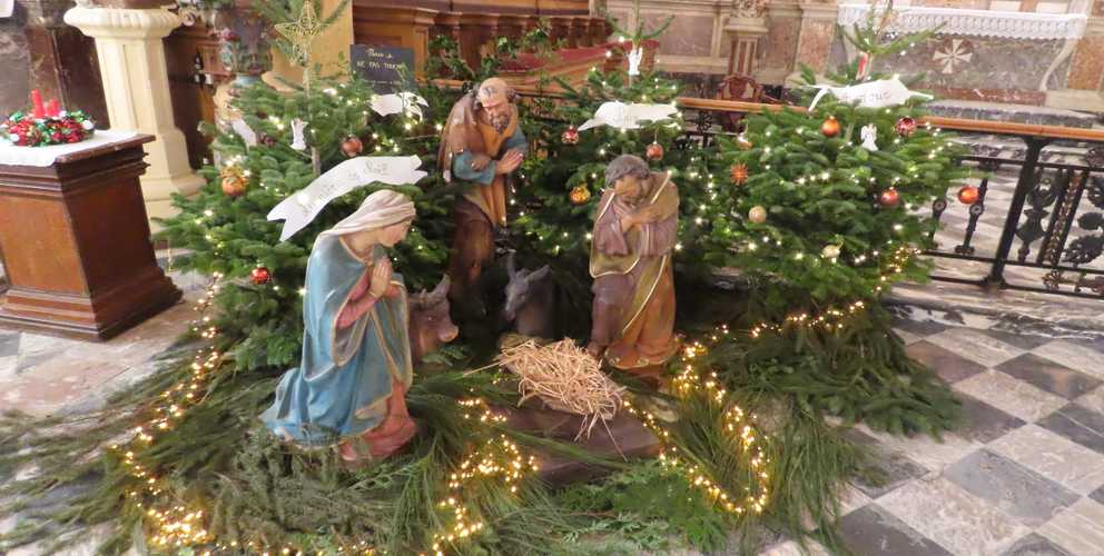 Crèche de Noël et église illuminée