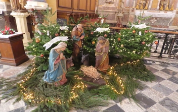 Crèche de Noël et église illuminée