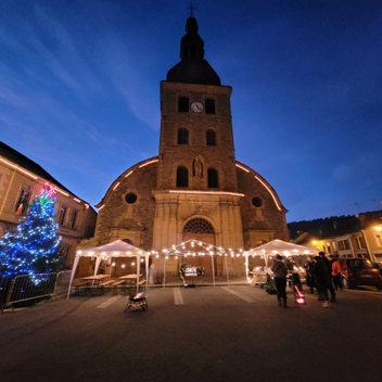 Crèche de Noël et église illuminée Crèche de Noël et église illuminée