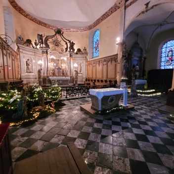 Crèche de Noël et église illuminée