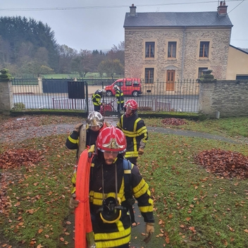 Lance incendie exercice pompiers