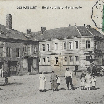 L’hôtel de ville et la gendarmerie