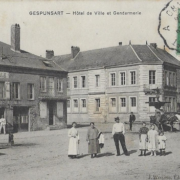 L’hôtel de ville et la gendarmerie