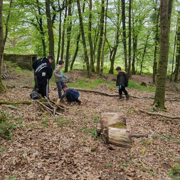Opération “Nettoyons la forêt”