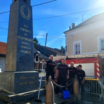 Entretien du monument aux morts par les sapeurs-pompiers Entretien du monument aux morts par les sapeurs-pompiers