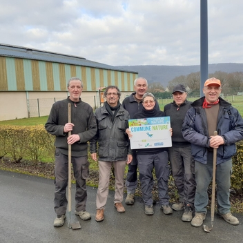 Equipe communale et le panneau de la première libellule