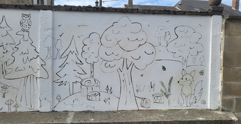 Une fresque murale dans la cour de l'école