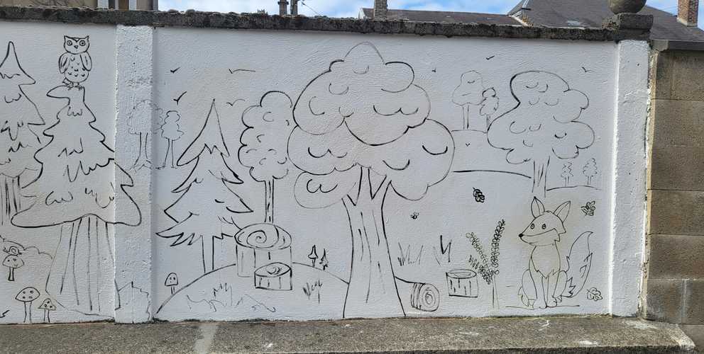 Une fresque murale dans la cour de l'école