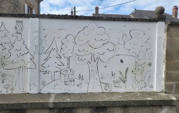 Une fresque murale dans la cour de l'école