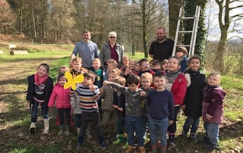 Plantations d'arbres avec les enfants