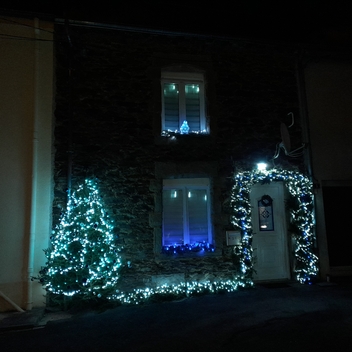 Maison joliment illuminée